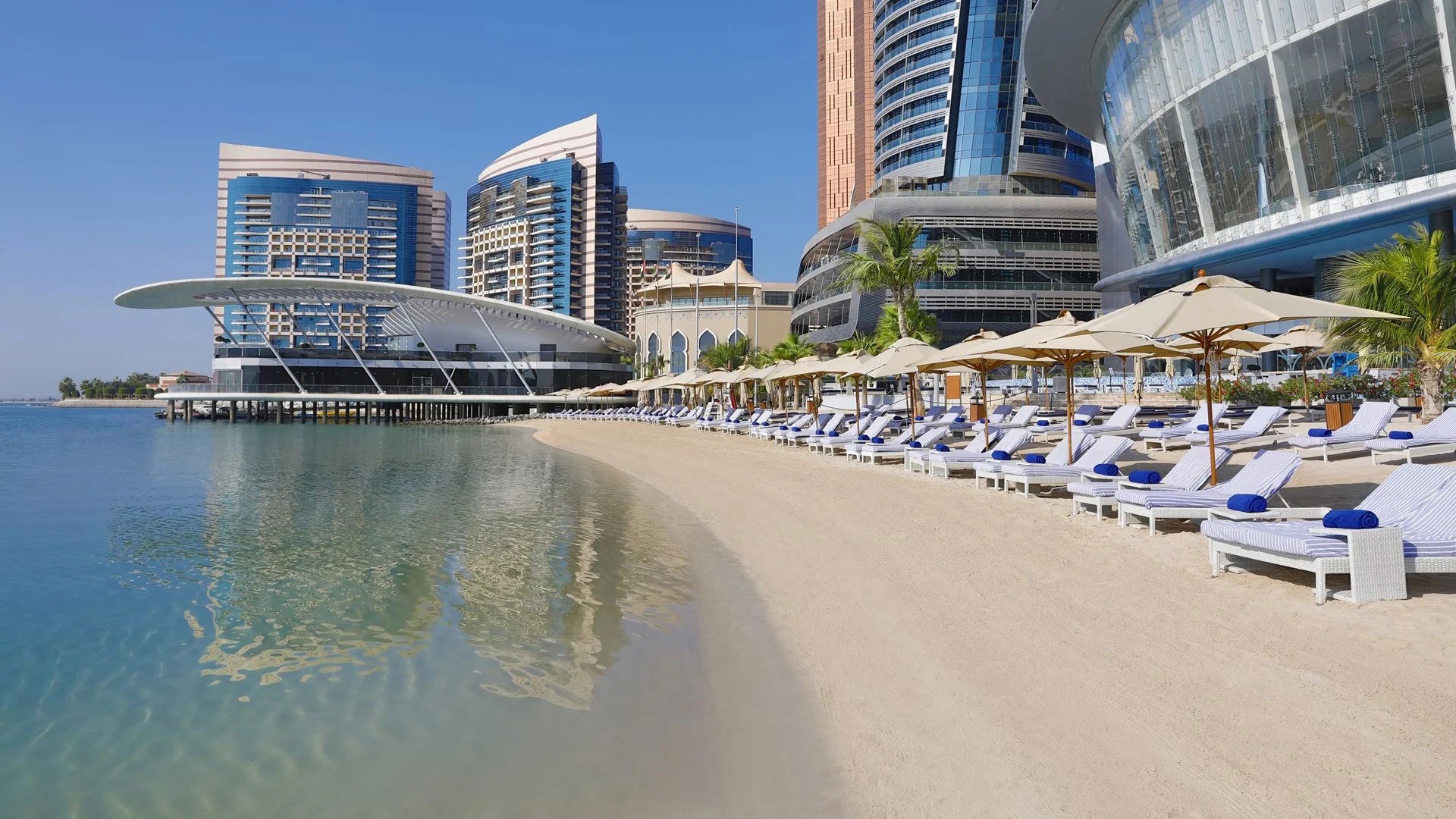 Luxuriöse Sonnenliegen am Strand vor dem Conrad Etihad Towers Hotel