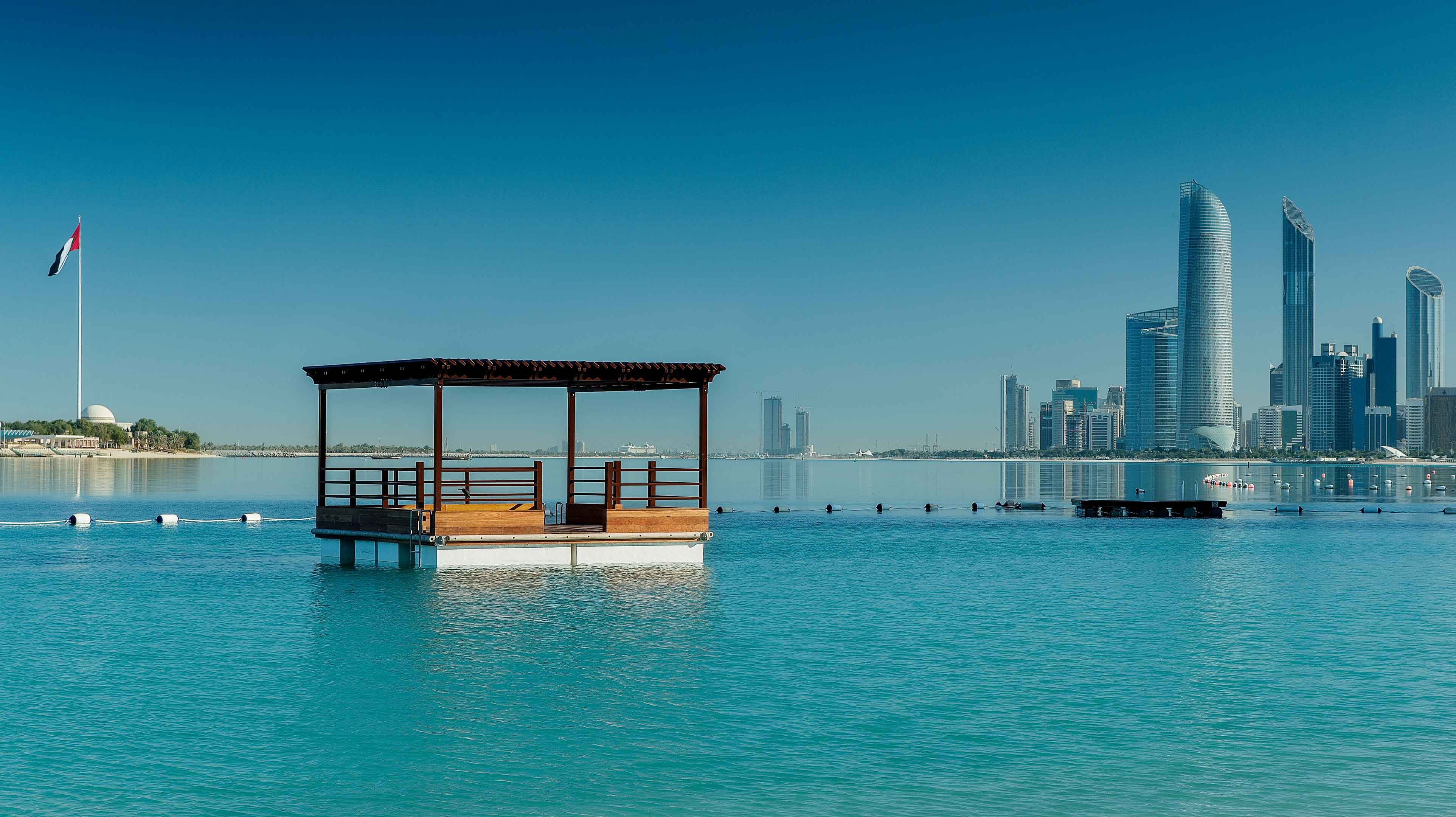 Luftaufnahme des Pools im Radisson Beach Club and Spa umgeben von moderner Architektur